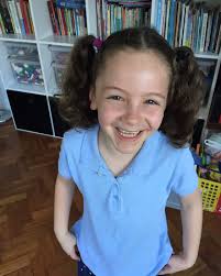 Pensar que hoje essa bonequinha, esse furacão de amor, brilho e alegria tá  fazendo 17 anos!! É um presente enorme ver você crescer @evakogut_ e poder  olhar pro mundo sempre de um