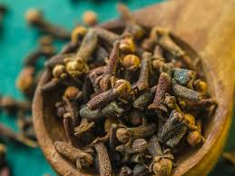 ये अपने शरीर के पोषक प्रदार्थों की पूर्ति करता है. Cloves To Boost Immunity Eat 2 Cloves With Warm Water Before Sleeping To Boost Immunity And Gain Other Health Benefits
