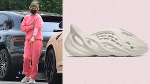 Kanye west debuted the new yeezy foam runners and fans were quick to roast him and the shoes as 'yeezy crocs' because they're so ugly. Hey Justin Bieber Your Yeezy Runners Are Nuts We Want Them British Gq