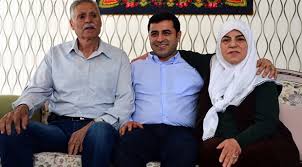 Selahattin demirtaş'ın ailesi zaza kökenlidir.selahattin demirtaş'ın asıl mesleği avukatlıktır. Selahattin Demirtas In Ailesi Trafik Kazasi Gecirdi