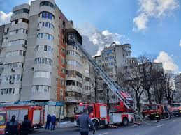Un incendiu de la constanta a alarmat fortele isu, care au trimis mai multe masini de pompieri si smurd la blocul unde focul de la parter a blocat cativa locatari la etaj. SoÈ›ul Femeii Care A Murit DupÄƒ Ce A SÄƒrit De La Etajul 6 Ca SÄƒ Scape De Incendiu Pompierii Priveau Cum StÄƒ Acolo È™i È›ipÄƒ Nu È™tiau Unde E Scara Libertatea