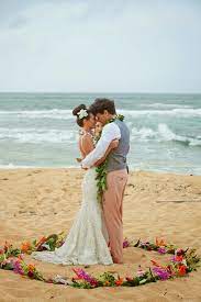 Beutiful And Intimate Destination Wedding In Hawaii Belle The Magazine Hawaiian Wedding Hawaii Wedding Beach Wedding Photos