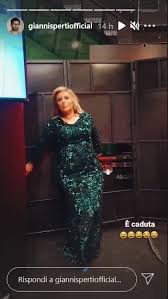 Il tutto è nato da un confronto. Uomini E Donne Tina Cipollari Cade Dietro Le Quinte Gianni Sperti Immortala Il Momento Funweek