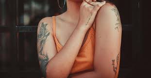 In dieser zeit darf das tattoo nicht aufweichen, das heißt, lange bäder sind nicht erlaubt!! Sonne Und Ein Frisches Tattoo So Schutzt Du Deine Haut The Treatment Files De