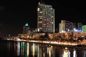 Por motivos todavía desconocidos, se derrumbó parte de un edificio en una localidad turística estadounidense a unos 10 kilómetros al norte de miami beach. 4 527 Miami Beach En La Noche Fotos Libres De Derechos Y Gratuitas De Dreamstime