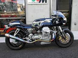 フルカスタムのarturo ８v です オーナーデザインのカラーリングと チタンフルエキ 丸目ヘッド テール周りのカスタム １１００sfida の定番カスタム 丸目ヘッドライト ミラー ウィンカー フルエキなど 濃紺のsfida カスタム カスタムバイク モトグッツィ