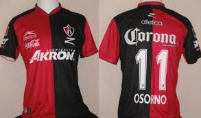 El rojo y el negro son más que simples colores, son nuestro estilo de vida. Atlas Home Football Shirt 2010 2011