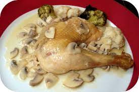 Je vous aurais bien dit qu'il fallait une quinzaine de minutes pour préparer cette poularde mais c'est compter sans mon mari. Poularde A La Creme