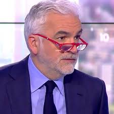 Sara el attar était l'invitée de pascal praud dans son émission l'heure des pros, ce lundi 21 octobre 2019, pour évoquer le débat sur la laïcité et le port il n'en fallait pas plus pour susciter les questions parfois méfiantes et pour le moins orientées des chroniqueurs, à l'image de pascal praud et. Pascal Praud Un Humoriste De Canal Vire Apres Un Sketch Ose Sur Le Journaliste De Cnews Femme Actuelle Le Mag