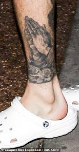 The singer shared a photo of her new ink on instagram, revealing the illustration of praying hands holding a set of rosary beads. Revealed Selena Gomez S New Thigh Tattoo Looks Just Like Ex Justin Bieber S Praying Hands Ankle Ink Daily Mail Online