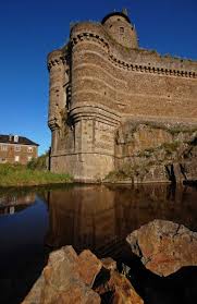 Strengthened as of xie century, the castle was built at the origin on a rock headland emerging from a marsh. Chateau De Fougeres Ausflugsziele Fougeres