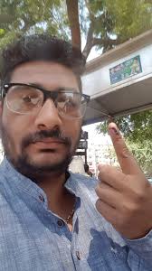 AIMIM vanchit bahujan aghadi Aurangabad MP Candidate Imtiaz Jaleel casting  his vote with Family at Polling Station....