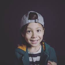 English at the end. Él es Mateo Trejo, tiene 6 años. Super fan de los  planetas, abanicos y todo lo que gire. Dice que quiere ser un adulto para  ir a los