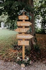Eine Herbsthochzeit Auf Dem Land Herbsthochzeit Hochzeit Wegweiser Hochzeit Draussen