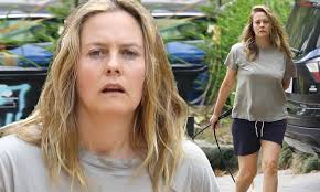 Alicia silverstone is a popular american actress and activist. Alicia Silverstone Is Makeup Free And Stunning As She Walks Her Dog In The Hollywood Hills Daily Mail Online