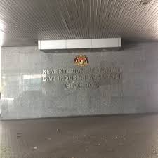 Dalam pertemuannya menteri pertanian dan industri asas tani malaysia malaysia, susi menyampaikan upaya indonesia dalam indonesia dan malaysia pun sepakat atas perlunya kerjasama bilateral di bidang kelautan dan perikanan dalam bentuk joint communique dan mou. Fotos Bei Kementerian Pertanian Industri Asas Tani Malaysia Moa Regierungsgebaude
