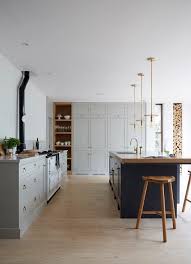1001 ideas for an establishment with a central kitchen island in the heart of the idee deco cuisine armoires de cuisine rustiques idee deco cuisine ouverte