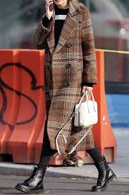 Lange Geblokte Jas Met Dr Martens Boots Dr Martens Outfit Ideeen Fashion Drmartensoutfit Ideas Outfitideas Fashion Dr Martens Outfit Dr Martens Style