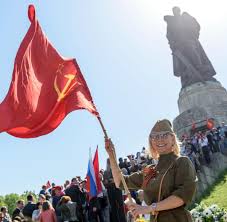Einem eigens aufgezeichneten gedenkkonzert in der wiederaufgebauten berliner nikolaikirche und mit einer digitalen app, die anhand von historischen und heutigen fotografien ab sofort eine brücke zwischen damals und heute, zwischen krieg und frieden spannt. Tag Des Sieges In Berlin Russendisko Mit Nachtwolfen Welt
