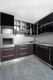 Las cocinas en gris suelen encajar muy bien con los estilos de cocina americanas o nórdicas ya que aprovechan el espacio por su carácter de luminosidad y calidez, los colores de tendencia recomendados para superficies de cocina se mueven entre blancos y amarillos. Cocina Moderna En Madera Wengue Fotos Para Que Te Inspires 3presupuestos