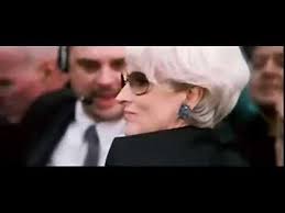 Car il y a aussi la baronnesse, déesse de la haute couture londonienne dans les seventies. Bande Annonce 2 Vo Le Diable S Habille En Prada Youtube