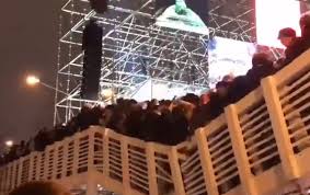 V Parke Gorkogo V Moskve Obrushilsya Peshehodnyj Most Nad Katkom Video Novosti Moskva Metro