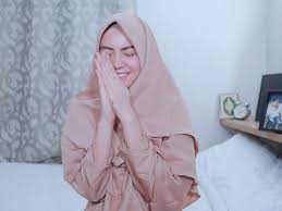 Lantaran hal ini, ratu meminta maaf dan menepis anggapan mempermainkan jilbab yang sering ditudingkan kepada dirinya. Kisah Hijrah Ratu Rizky Nabila Istri Cantik Bintang Persija Yang Kini Syar I