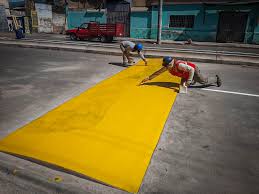 Tramo de carretera en Arequipa con demarcación de Amarillo Vial y alto contraste