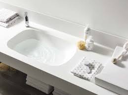 Available in 12 sizes, easily combining these bathtubs and shower trays with cladding, wet walls and surfaces made with corian. Modern Solid Surface Bathtubs Krion