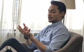 ￼￼beliau merupakan naib juara hero remaja 2011/12 dan mula dikenali menerusi watak johan dalam drama bersiri tanah kubur yang. Saya Berkongsi Idea Dengan Mira Syafiq Kyle Iluminasi