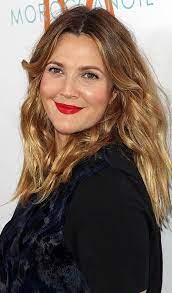 Drew Barrymoore Ortadan Ayrilmis Saclar Hairstyles For Round Faces Drew Barrymore Hair Hair Styles
