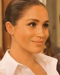 Still trying to get Duchess in the holiday spirit🫠