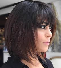 La frange asymétrique est toutefois parfaite pour la version. Coupes Carrees Avec Frange Une Selection Des Meilleurs Modeles Coupe De Cheveux Coiffure Coupe Cheveux Mi Long Tendance