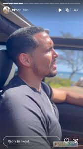 Thomas Jacobs Sweeps Girlfriend Becca Kufrin Off Her Feet with a Kiss Amid  Hawaii Getaway