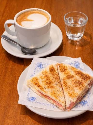 día de café con leche y tostado de jamón y queso