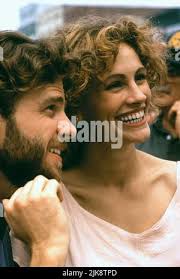 Kevin Anderson & Julia Roberts Film Sleeping With The Enemy (1991)  Characters: Ben Woodward & Laura Burney Director: Joseph Ruben 08 February  1991 **WARNING** This Photograph is for editorial use only and is the  copyright of 20 CENTURY FOX ...