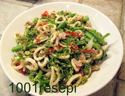 Kerabu pucuk paku bahan 2 ikat pucuk paku 1 cawan taugeh basuh dan toskan 1/2 cawan kelapa goreng mesinkan 1 labu bawang besar hiris 6 biji limau kasturi ambil jus 1 s/b sos ikan. Resepi Kerabu Pucuk Paku Taugeh