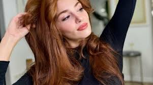 Hande Erçel banyoda ayna karşısına geçip süper minisiyle peş peşe poz  verdi! Beğeni butonu çöktü