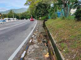 Penggunaan bahu jalan tol sudah diatur dalam peraturan pemerintah nomor 15 tahun 2005 tentang jalan tol. Boo Soon Yew On Twitter Finally At Same Location Jln Sungai Dua Approaching Traffic Light Junction With Jln Sultan Azlan Shah Protruding Tree Branches Earlier Cut Branches Need To Be