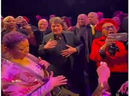 Tom Cruise, Debbie Allen dance before receiving Oscars