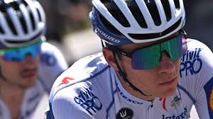 Nick schultz (team bikeexchange) dns after to crash. Remco Evenepoel Fractures Pelvis In Bridge Fall At Il Lombardia Bbc Sport