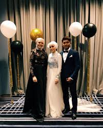 Majlis tersebut dijadualkan berlangsung pada 22 mac lalu di sebuah hotel terkemuka sejurus selepas majlis. Mia Ahmad Sebak Sarung Baju Kahwin Di Majlis Hari Jadi Suaminya Dah Kenapa Tu Tempatan Hiburan Trending Cari Infonet