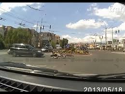 Circulația pe drumurile publice a vehiculelor, pietonilor și a celorlalte categorii de participanți la trafic, drepturile, obligațiile și răspunderile care revin persoanelor fizice și juridice prevederi practice si legale privind circulatia in sensul giratoriu. Biciclist Accidentat In Sensul Giratoriu Freerider