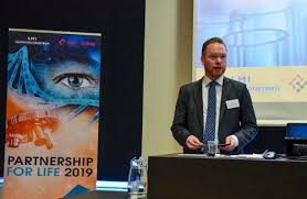 Han ble 42 år gammel og etterlater seg samboer og en sønn. Vil Fjerne Hindrene For Samarbeid Legemiddelindustrien