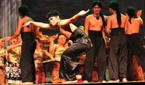 Gerak ini dapat terdiri dari gerak maknawi dan gerak murni. Proses Garap Gerak Tari Kreasi Mikirbae Com