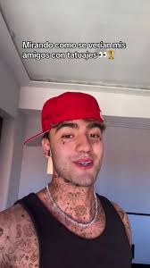 Probando tatuajes callejeros finos en amigos