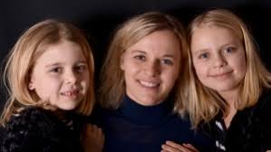 Mor står bag klovneløb sammen med sine to døtre: