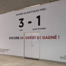 Une fois plantée, un panneau faguo indique les jeunes forêts.br>pour obtenir plus d'information sur une de nos forêts ou pour les visiter. Clin D Oeil Peu Avant L Ouverture D Une Boutique Free Tacle Une Autre Ville