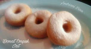Terbuat dari adonan yang terdiri dari tepung terigu, gula, mentega, dan telur kemudian dicampur rata, di uleni, lalu dibentuk bulat dengan ciri khas lubang di. Resep Donat Empuk Irit Tanpa Telur Susu Tanpa Ulen Empuk Loh Bund Aneka Resep Jajanan Indonesia