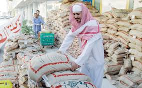 يجوز دفع زكاة الفطر إلى الوكيل ومن ينوب عنك من جمعية خيرية أو أشخاص مؤتمنين ونحو ذلك من بداية الشهر ، على أن تشترط على الوكيل أن يخرجها قبل العيد بيوم أو يومين، لأن أداء الزكاة الشرعي هو أداؤها إلى مستحقيها من الفقراء والمساكين ، وهو الذي جاءت الشريعة بتقييده. Ø§Ù„Ù‡Ù„Ø§Ù„ Ø§Ù„Ø£Ø­Ù…Ø± ØªØ¨Ø¯Ø£ ØªÙˆØ²ÙŠØ¹ Ø²ÙƒØ§Ø© Ø§Ù„ÙØ·Ø± Ø¯Ø§Ø®Ù„ Ø§Ù„Ø¯ÙˆÙ„Ø© ÙˆØ®Ø§Ø±Ø¬Ù‡Ø§ Ø¹Ø¨Ø± Ø§Ù„Ø¥Ù…Ø§Ø±Ø§Øª Ø£Ø®Ø¨Ø§Ø± ÙˆØªÙ‚Ø§Ø±ÙŠØ± Ø§Ù„Ø¨ÙŠØ§Ù†